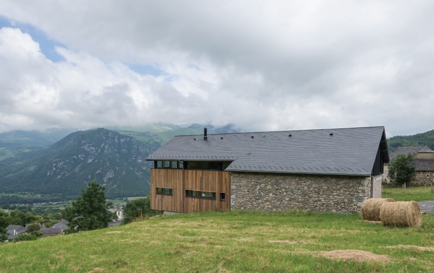 cabaña en los pirineos franceses con tejado de pizarra