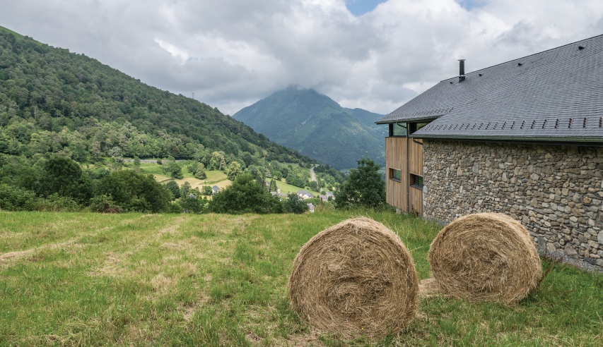 toiture avec panneaux solaires en ardoise naturelle 