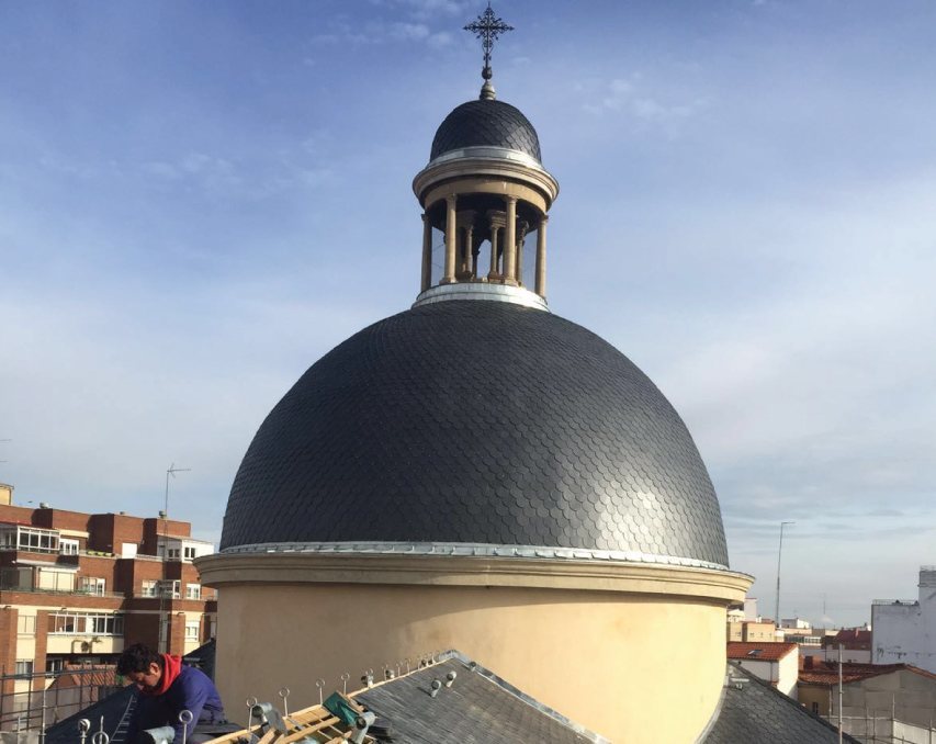 Cupula de la Iglesia de San Juan y San Pedro de Renueva con pizarra natural 
