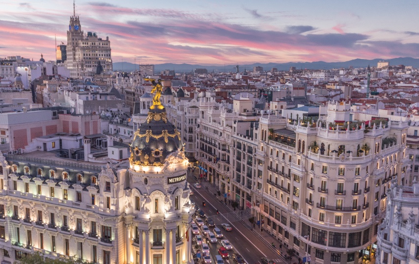 vista aerea del edificio metropolis - madrid