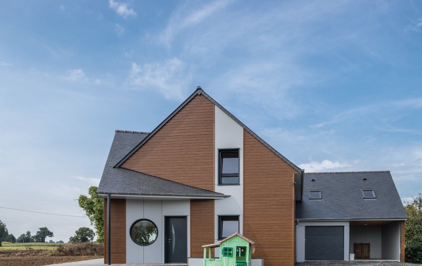 modern huis in les vallées Frankrijk met verschillende dakhellingen