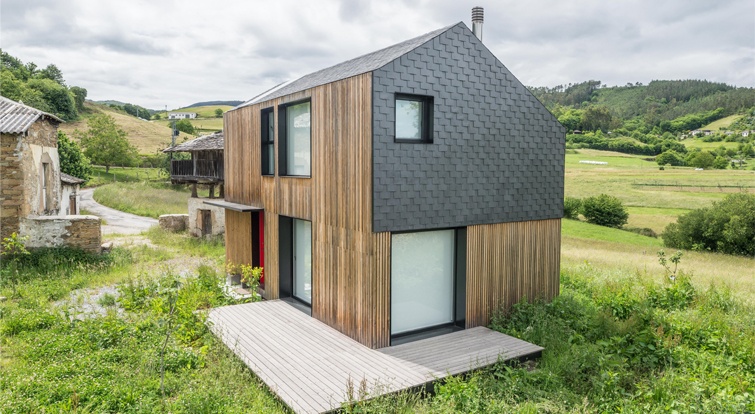 Modernité et tradition vivent sous le même toit dans cette maison modulaire. Ce projet suit la tendance des maison modulaires, conçues avec des modules tridimensionnels fabriqués en usine. Pourtant, ceci n'empêche pas l'utilisation de matériaux naturels qui permettent une meilleure intégration dans l'environnement.