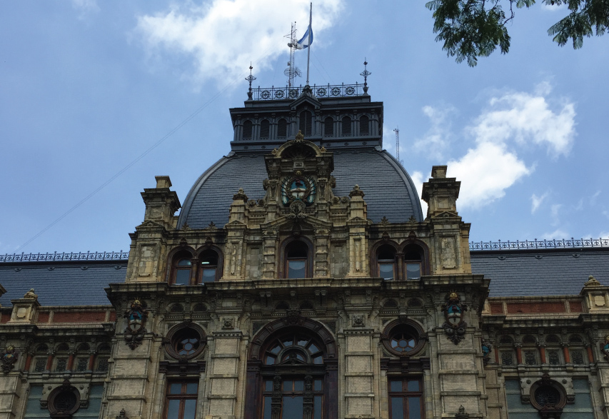 pizarra en la cubierta del palacio de aguas en buenos aires