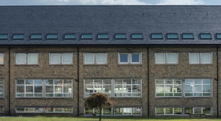 De École Provinciale d'Agronomie et des Sciences de Ciney werd gerenoveerd met natuurleien