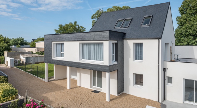logement individuel en Bretagne rénové avec un revêtement en ardoise qui combine avec le toit en pente