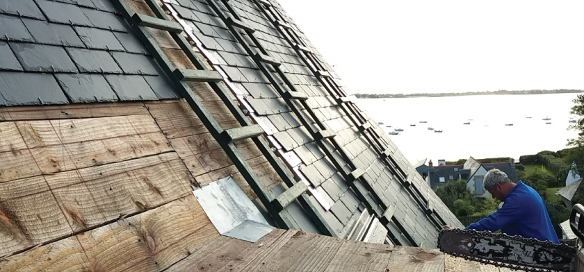 tejado de pizarra con captador solar