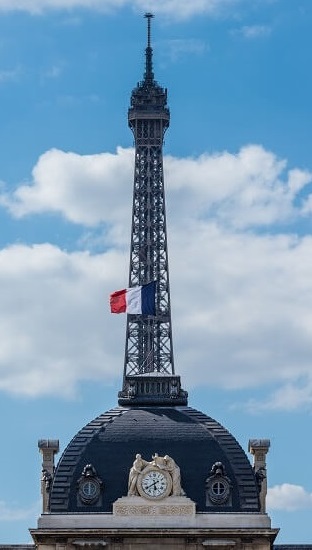 vista de la torre eiffel desde el colegio militar en paris 