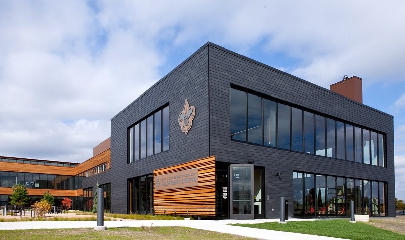 Het gebouw van de Noord-Amerikaanse Boy Scouts in Fort Snelling, ontworpen met het verluchte gevelsysteem CUPACLAD