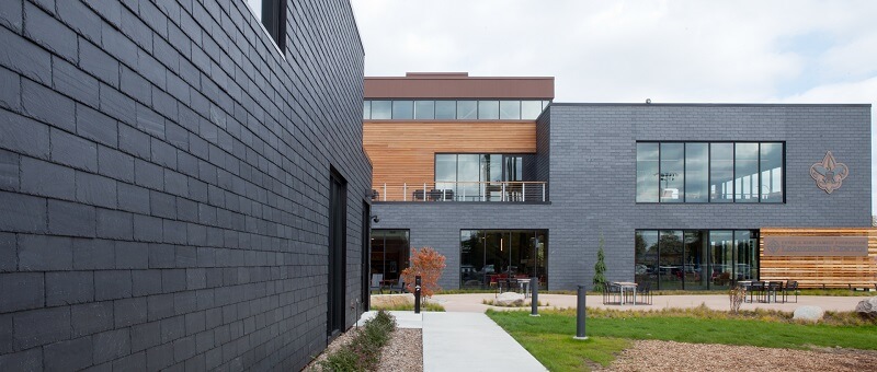 Systeem van verluchte gevel in natuurlei in het centrum van de Boys Scouts BSA in Fort Snelling