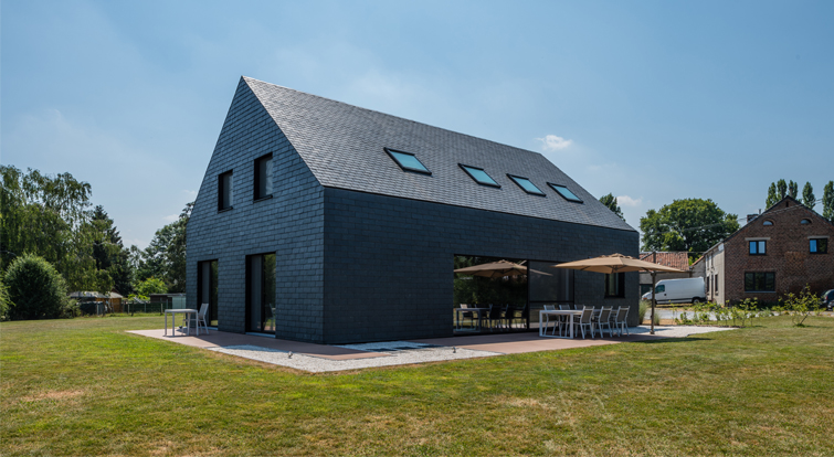 impresionante casa con fachadas ventiladas y cubierta inclinada de pizarra