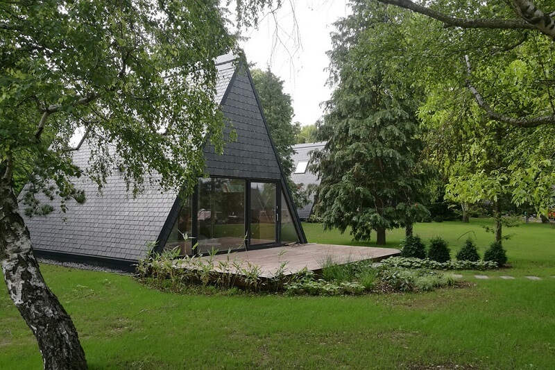 maison triangulaire vêtue d’ardoise naturelle CUPA