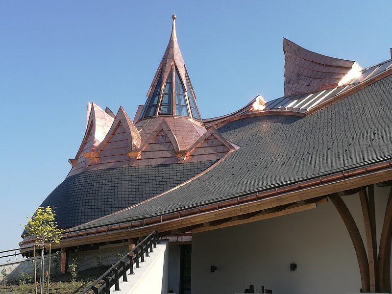 toiture en ardoise naturelle CUPA dans un projet d'architecture organique en Hongrie