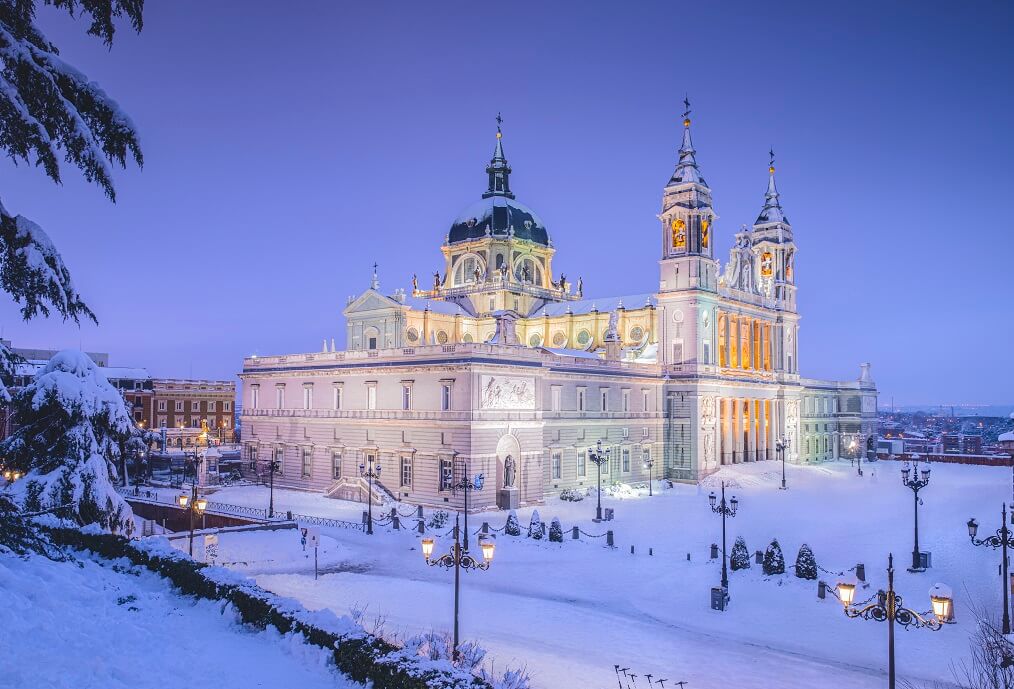 Catedral de la Almudena con nieve