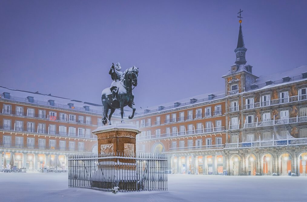 plaza mayor de Madrid con nieve