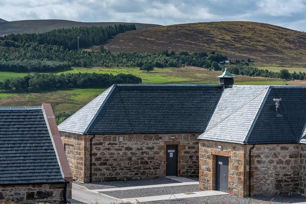 destileria escocia tejado de pizarra