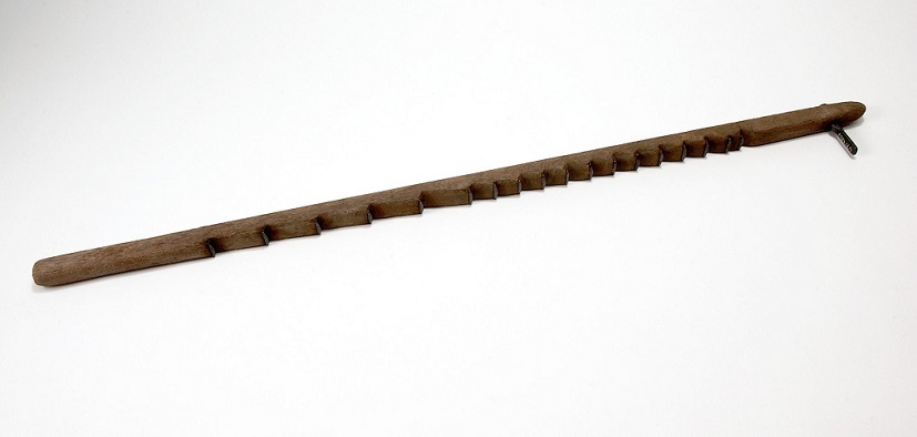 bâton pour mesurer la longueur des ardoises.