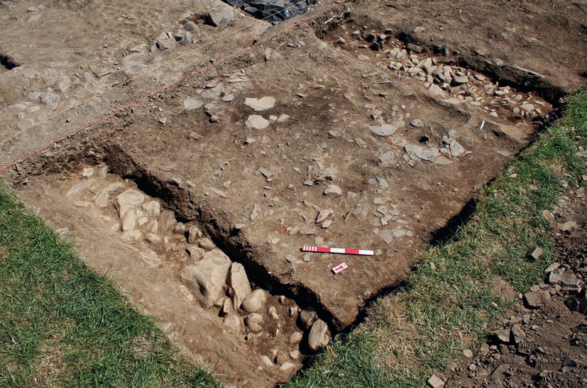 Fouilles de la villa romaine d’Abermagwr où l’on peut voir une partie de la couche d’ardoise.