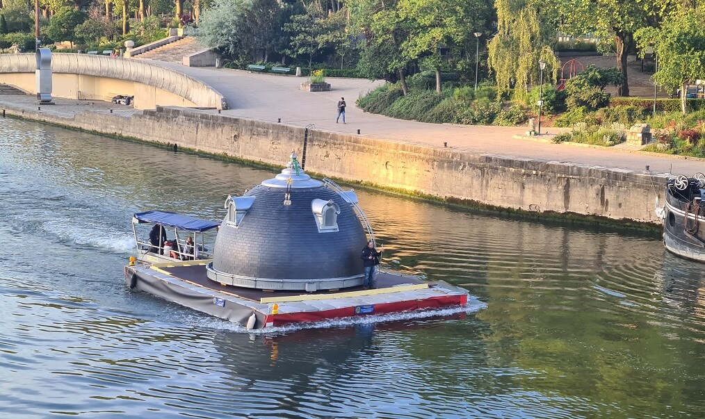 Dôme en ardoise transporté par la Seine