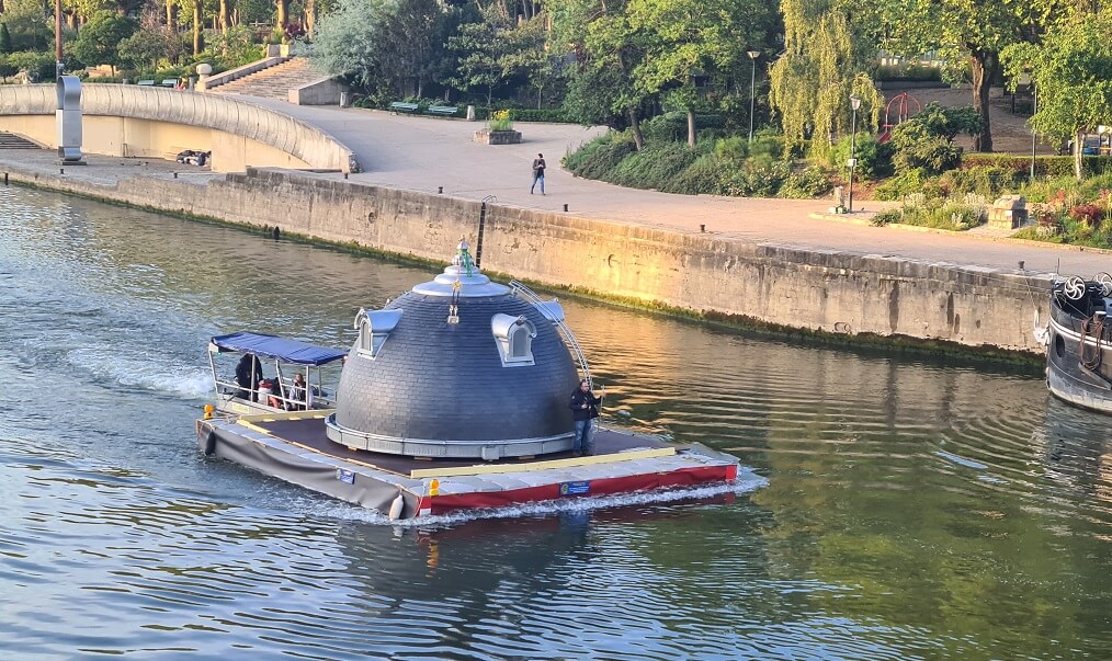 cúpula de pizarra navegando por el rio sena