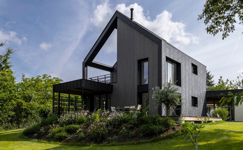 Couverture et façade en ardoise naturelle à Cantenay-Épinard – Anaïs Bordeau architecte