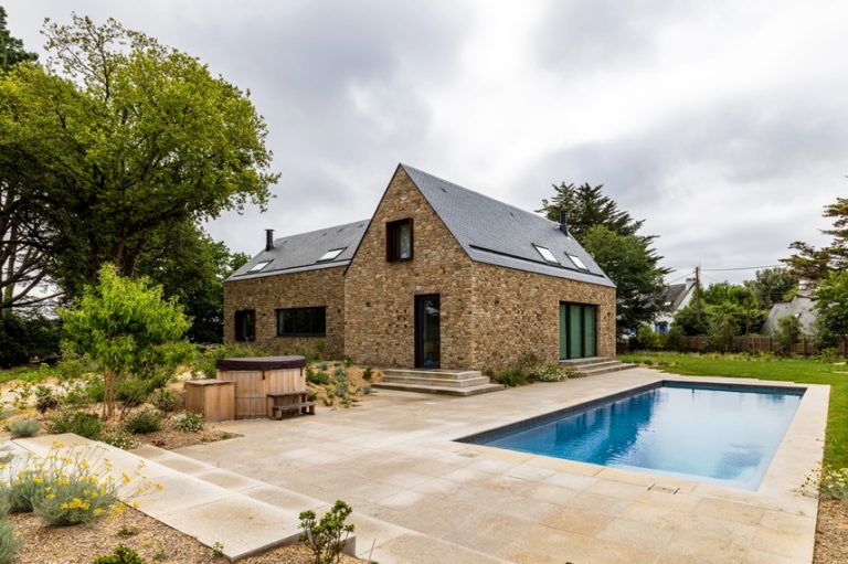 Hameau du Latz rénové par MSR Architecture en Bretagne, avec maisons en pierre et toitures en ardoise le-hameau-du-latz